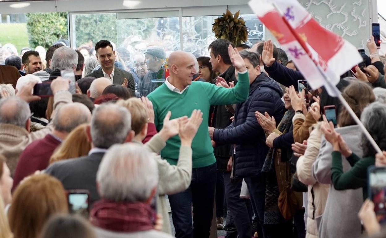 José Antonio Diez participa en un acto político en Valladolid junto con Pedro Sánchez.