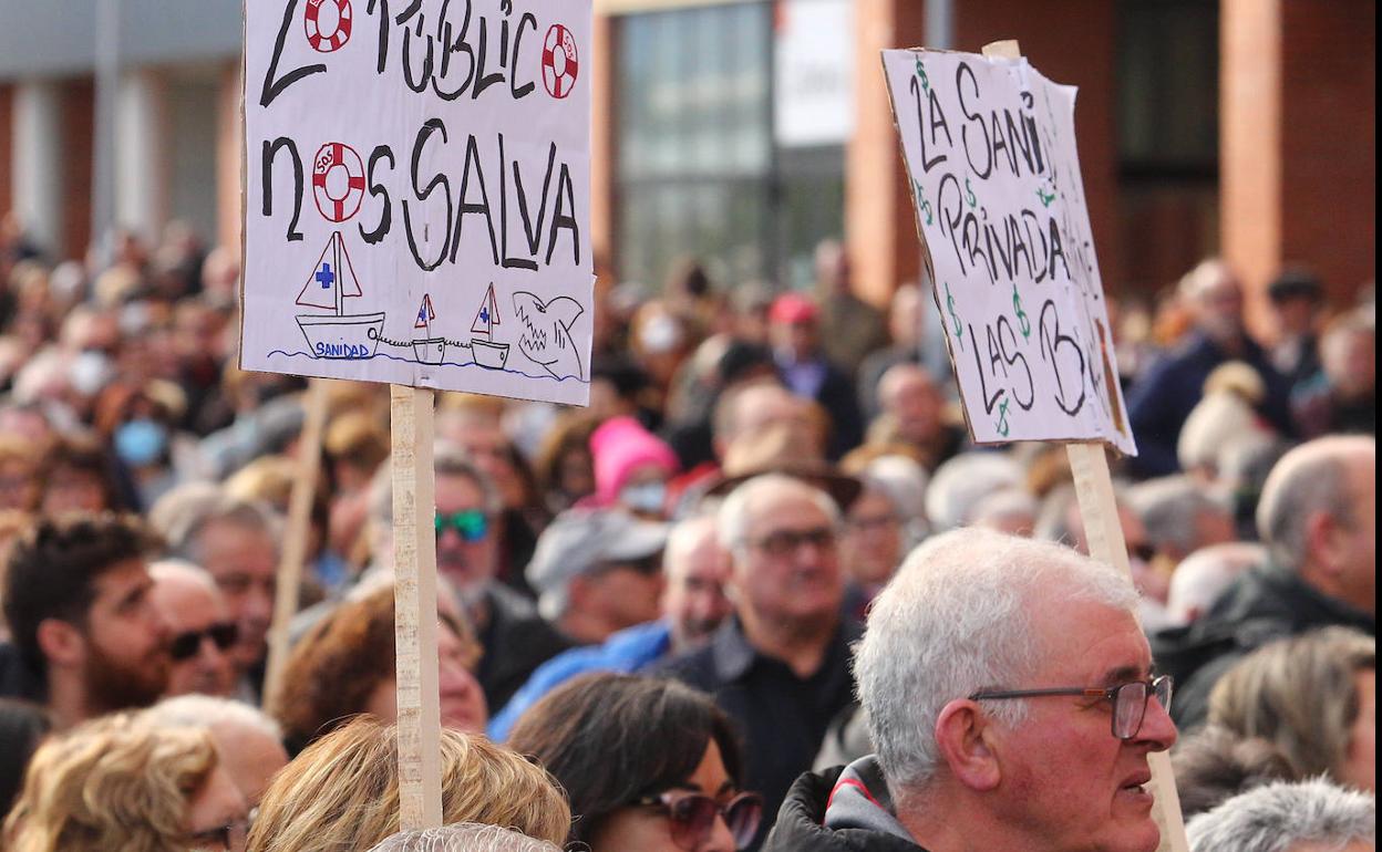 Centenares de personas participan en este acto reivindicativo en el hospital El Bierzo.