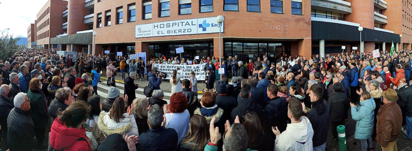 Abrazo al Hospital' del Bierzo convocado por la Plataforma en Defensa de la Sanidad Pública del Bierzo y Laciana en protesta por la situación sanitaria de la comarca.