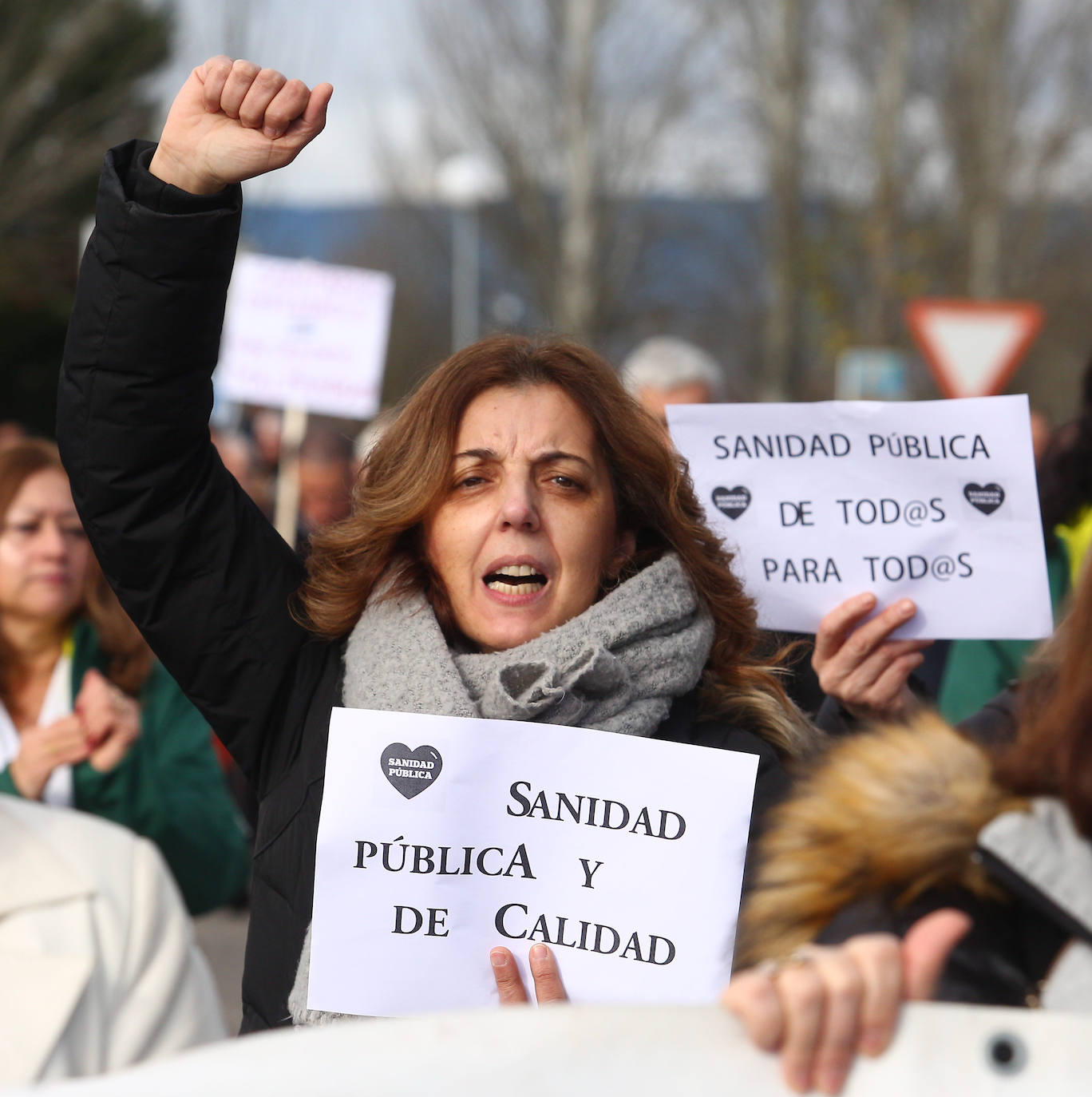 Abrazo al Hospital' del Bierzo convocado por la Plataforma en Defensa de la Sanidad Pública del Bierzo y Laciana en protesta por la situación sanitaria de la comarca.
