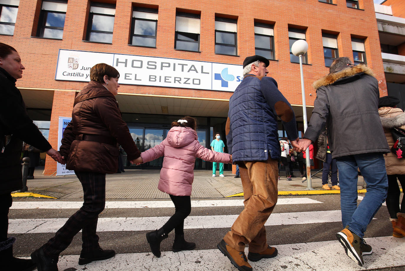Abrazo al Hospital' del Bierzo convocado por la Plataforma en Defensa de la Sanidad Pública del Bierzo y Laciana en protesta por la situación sanitaria de la comarca.