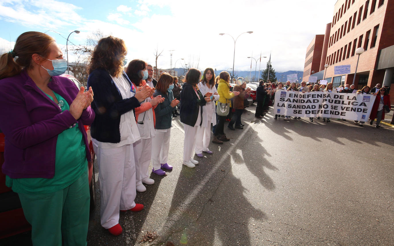 Abrazo al Hospital' del Bierzo convocado por la Plataforma en Defensa de la Sanidad Pública del Bierzo y Laciana en protesta por la situación sanitaria de la comarca.