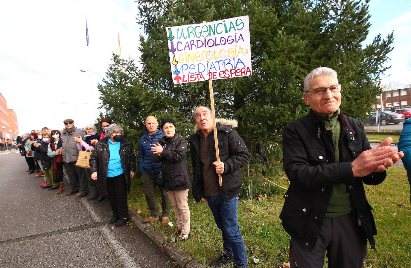 Abrazo al Hospital' del Bierzo convocado por la Plataforma en Defensa de la Sanidad Pública del Bierzo y Laciana en protesta por la situación sanitaria de la comarca.