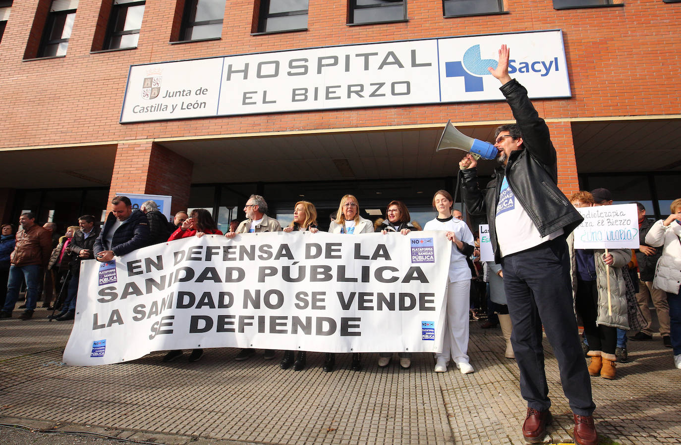 Abrazo al Hospital' del Bierzo convocado por la Plataforma en Defensa de la Sanidad Pública del Bierzo y Laciana en protesta por la situación sanitaria de la comarca.