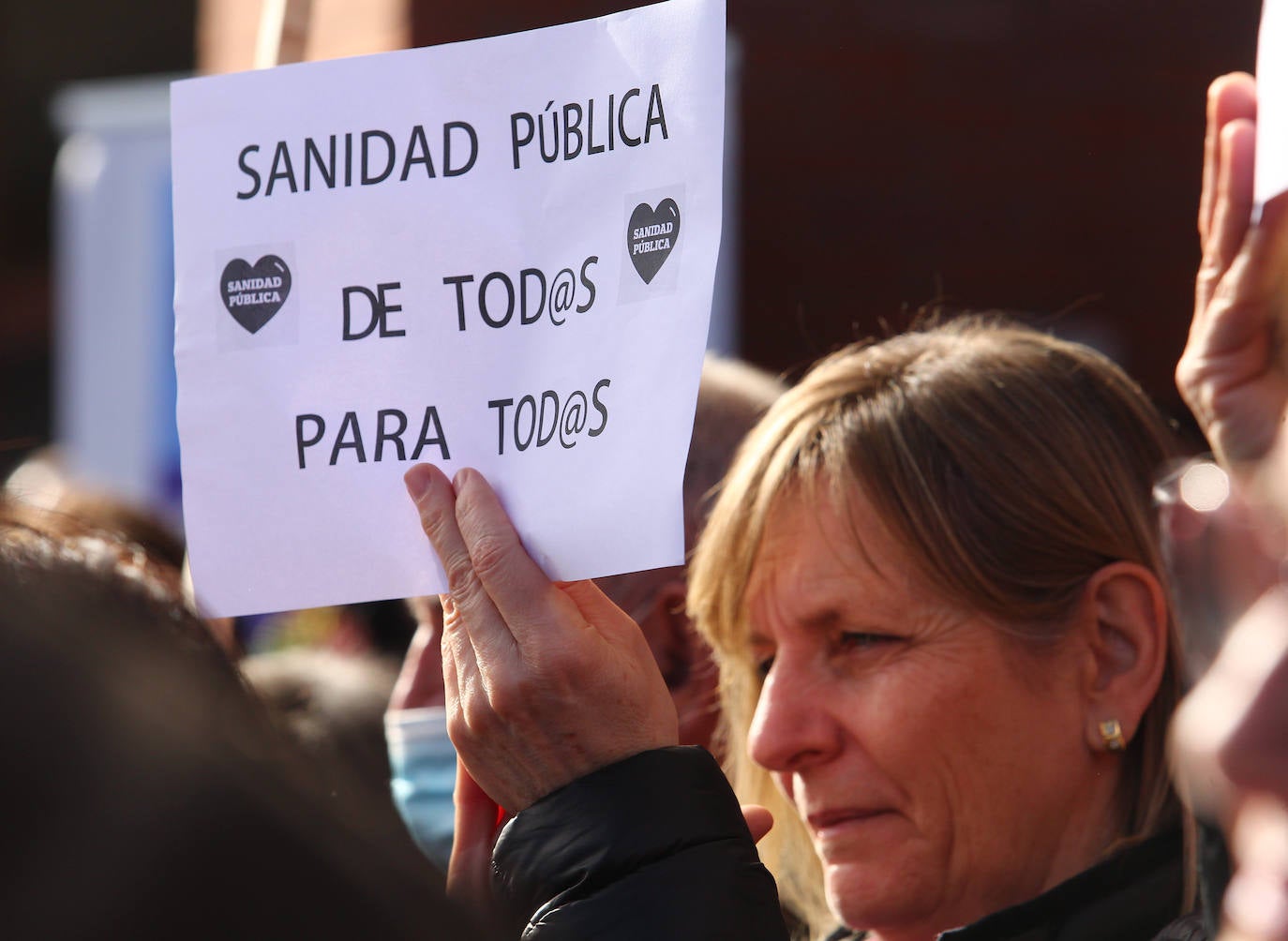 Abrazo al Hospital' del Bierzo convocado por la Plataforma en Defensa de la Sanidad Pública del Bierzo y Laciana en protesta por la situación sanitaria de la comarca.