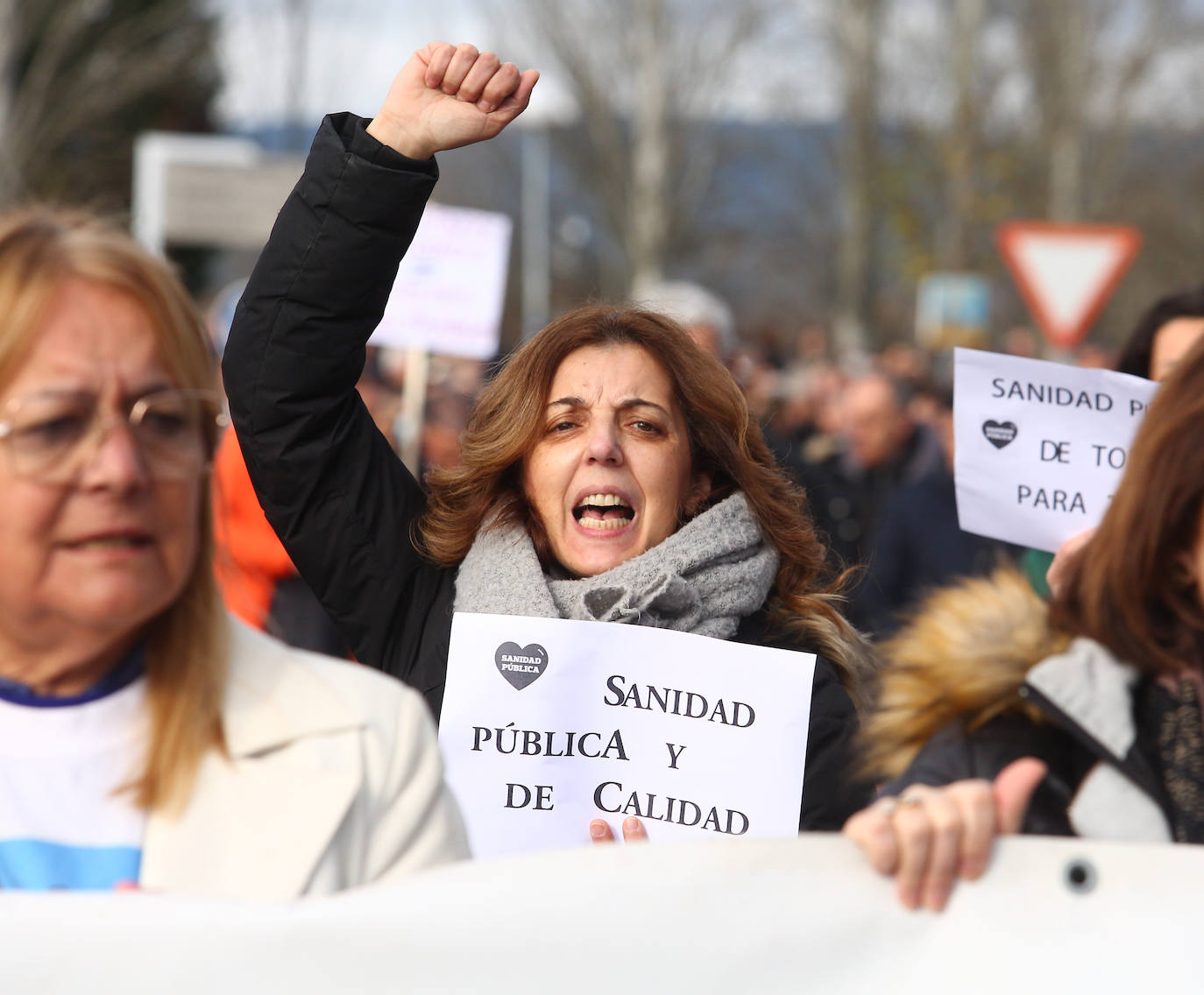 Abrazo al Hospital' del Bierzo convocado por la Plataforma en Defensa de la Sanidad Pública del Bierzo y Laciana en protesta por la situación sanitaria de la comarca.