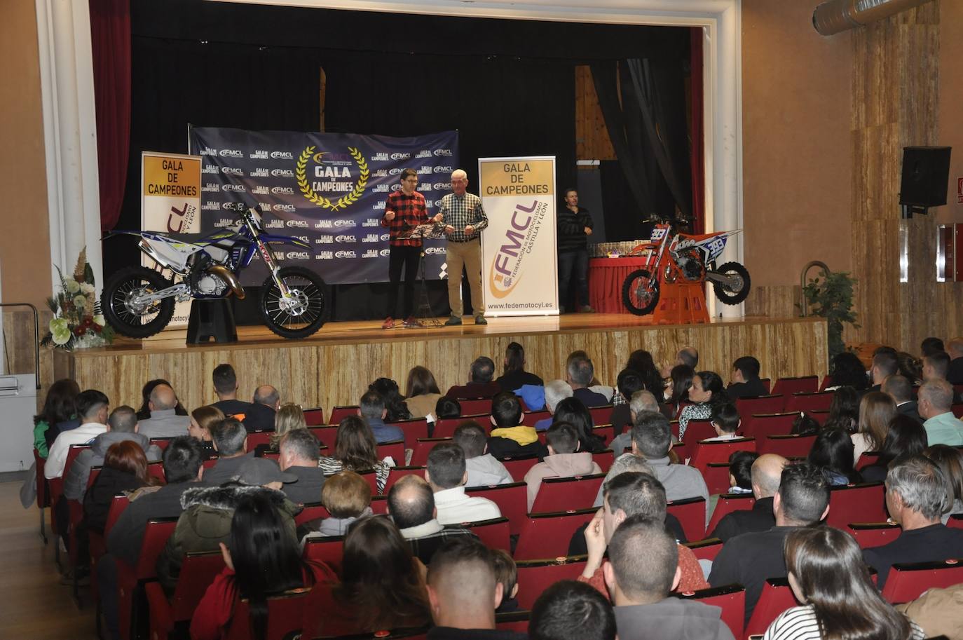 La Federación de Motociclismo de Castilla y León celebró la segunda gala del motor en Valencia de Don Juan.