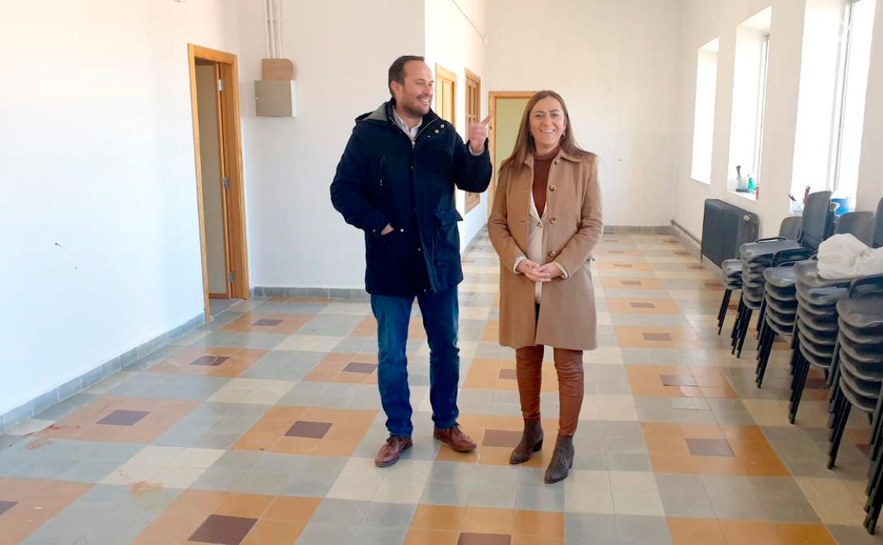 Virginia Barcones, este domingo, junto con el alcalde del municipio salmantino de Cantalapiedra, Miguel Ángel Marcos.