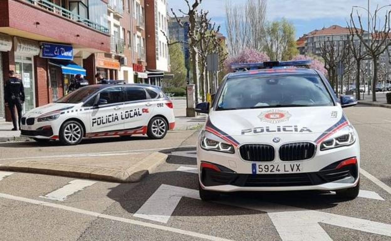 Servicio de los agentes de la Policía Local de León con sus coches patrulla.