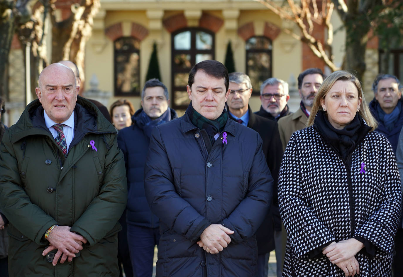 El presidente de la Junta, Alfonso Fernández Mañueco, y los consejeros Rocío Lucas, Jesús Julio Carnero, Isabel Blanco y María González, participan en un minuto de silencio en señal de condena por el presunto crimen de violencia de género ocurrido en Valladolid