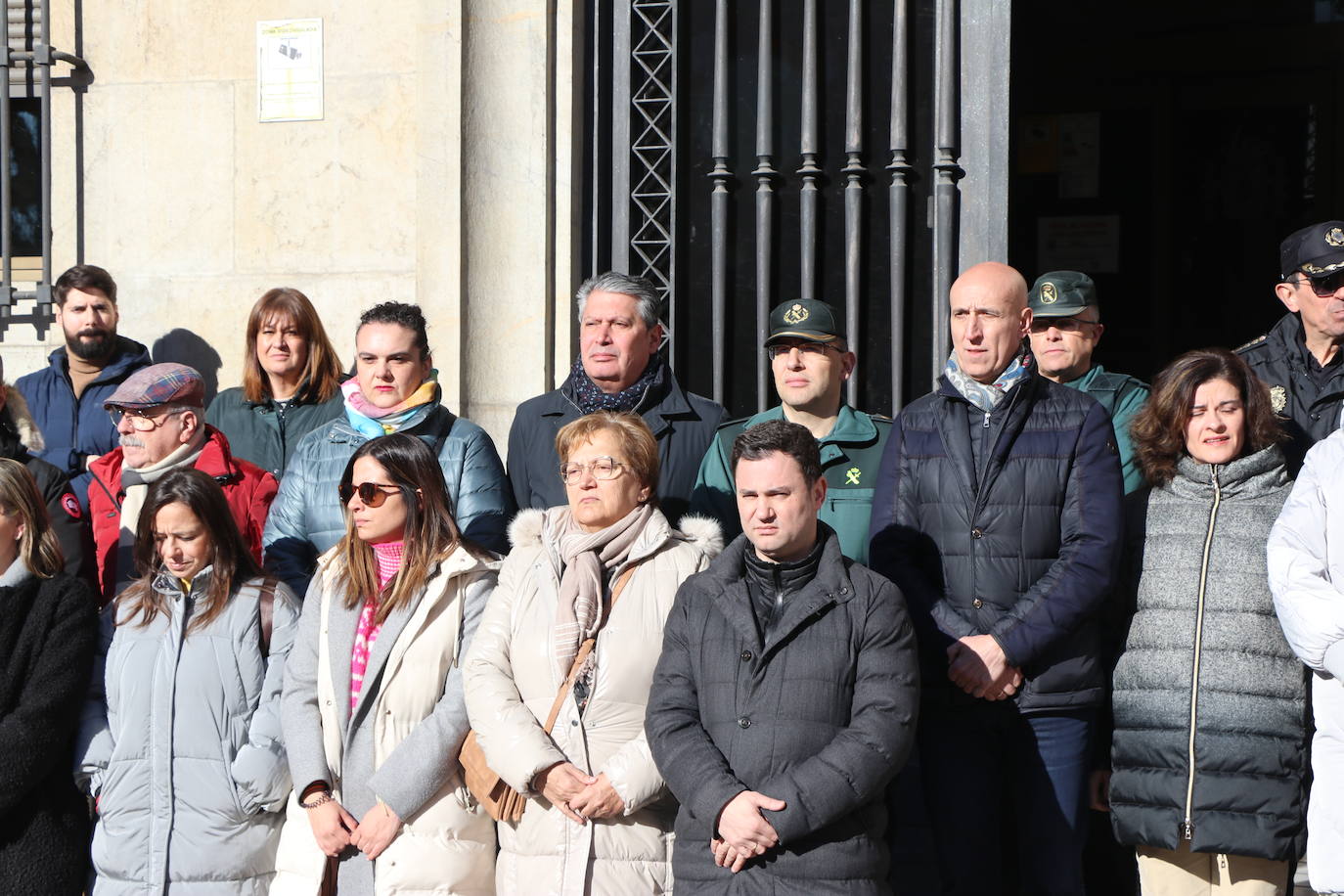 A las puertas de la subdelegación de gobierno de leon se han reunido representantes de todas las instituciones para hacer un minuto de silencio en recuerdo de la mujer asesinada y su hijo en Valladolid