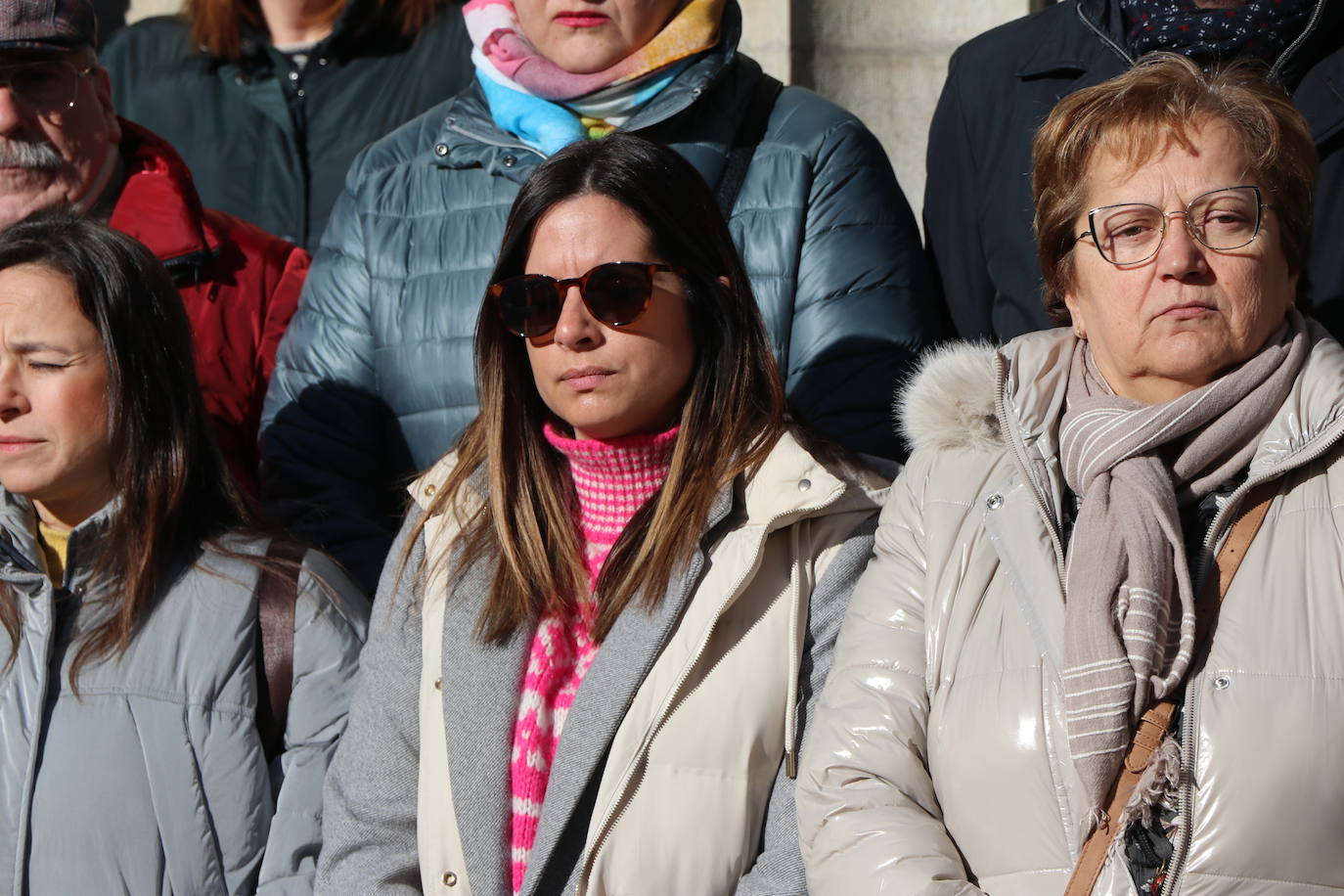 A las puertas de la subdelegación de gobierno de leon se han reunido representantes de todas las instituciones para hacer un minuto de silencio en recuerdo de la mujer asesinada y su hijo en Valladolid