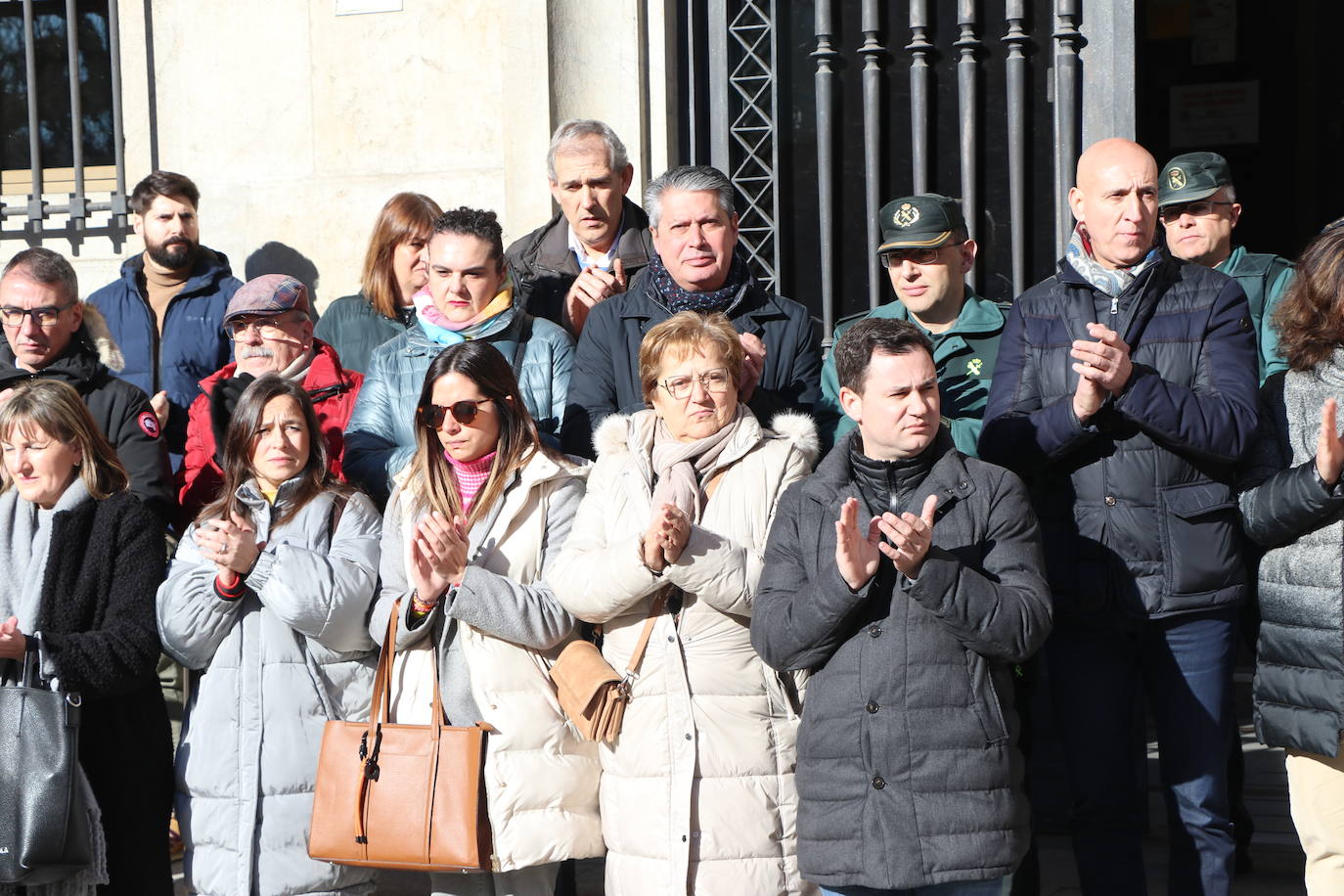 A las puertas de la subdelegación de gobierno de leon se han reunido representantes de todas las instituciones para hacer un minuto de silencio en recuerdo de la mujer asesinada y su hijo en Valladolid