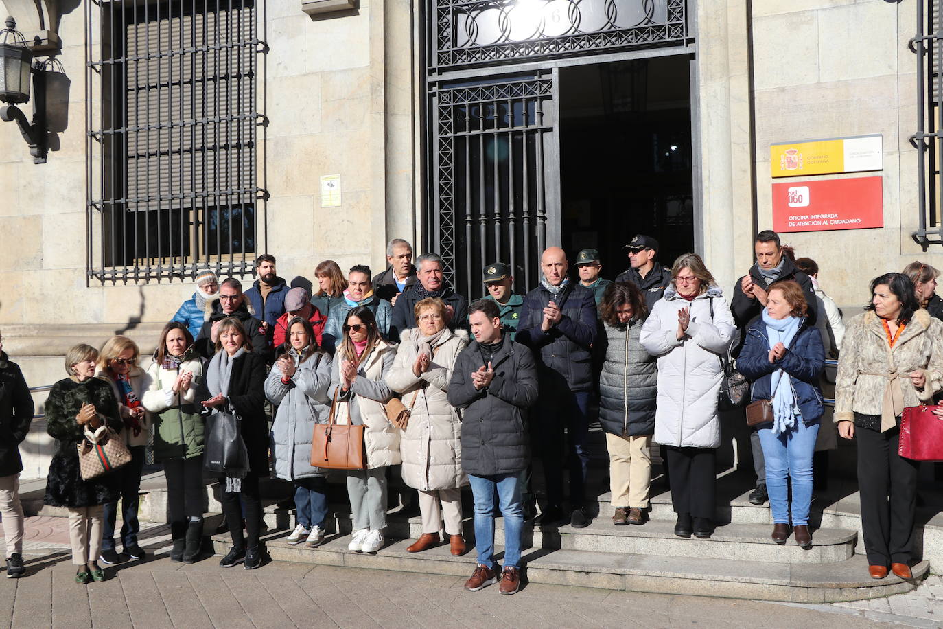 A las puertas de la subdelegación de gobierno de leon se han reunido representantes de todas las instituciones para hacer un minuto de silencio en recuerdo de la mujer asesinada y su hijo en Valladolid