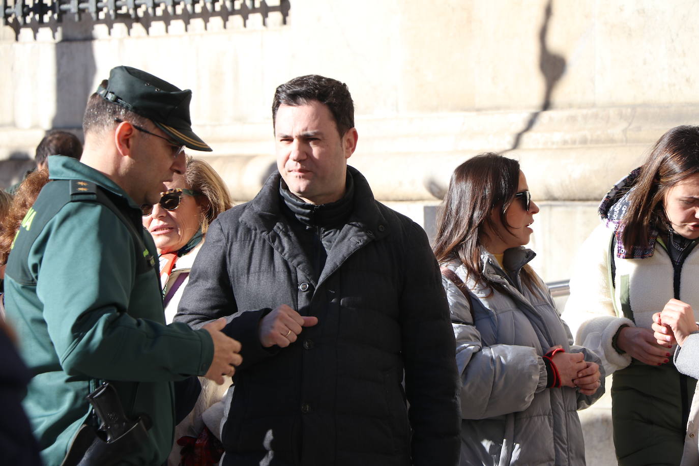 A las puertas de la subdelegación de gobierno de leon se han reunido representantes de todas las instituciones para hacer un minuto de silencio en recuerdo de la mujer asesinada y su hijo en Valladolid