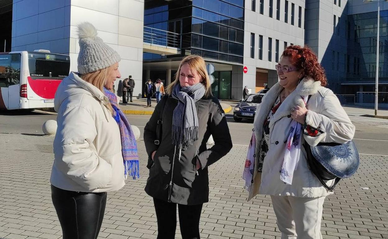 La Asociación 'Somos Diversos' denuncia que el Hospital no cuenta abre quirófanos para dar solución a estos problemas y que el gerente evita reunirse con las familias afectadas