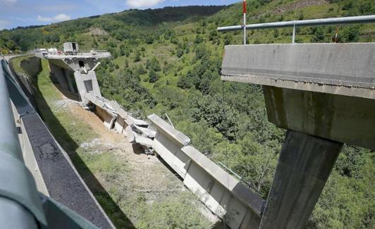 El viaducto se desplomó hace varios meses y se trabaja en recuperar la infraestructura.