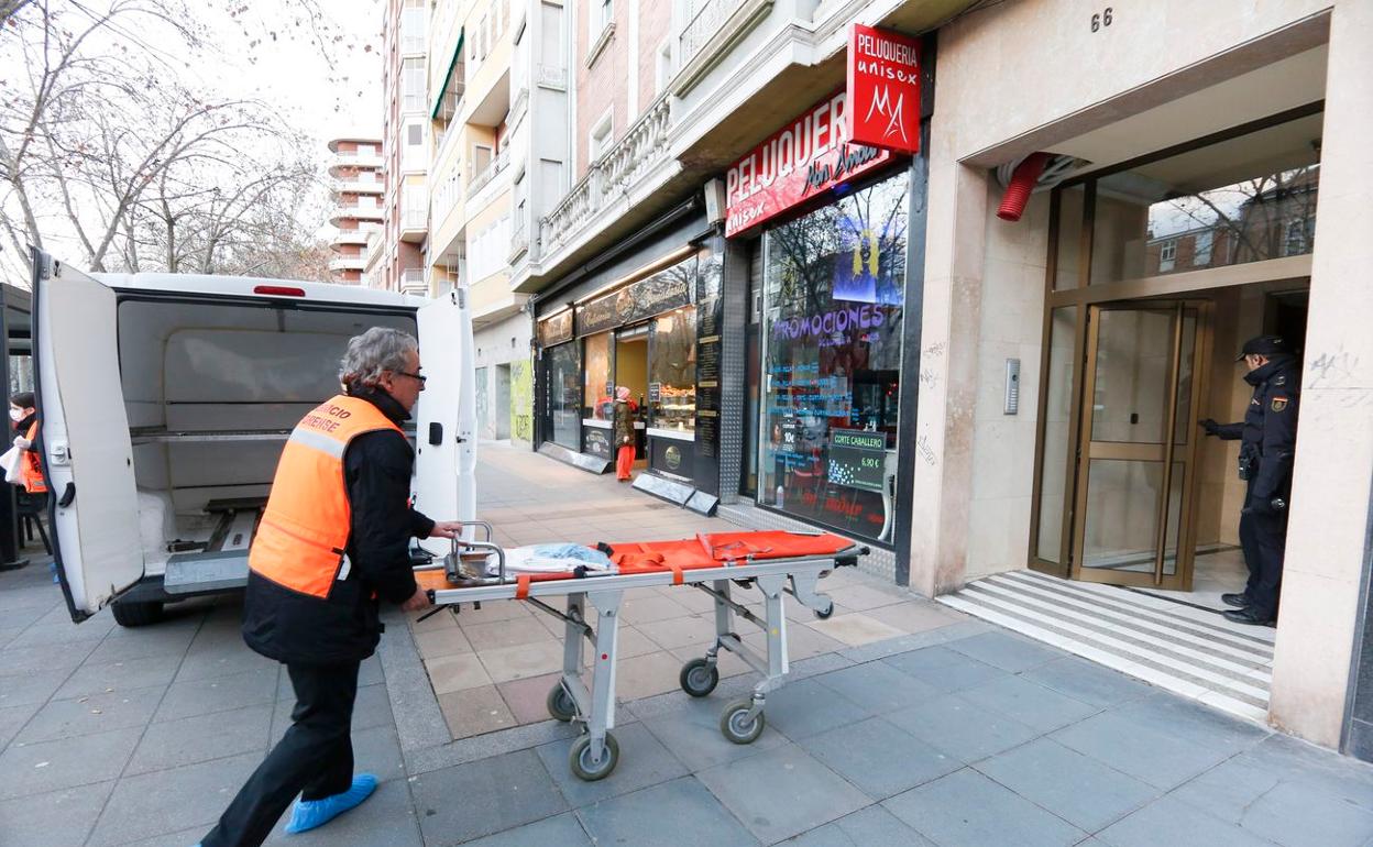 Levantamiento del cuerpo de la mujer asesinada en Valladolid. 