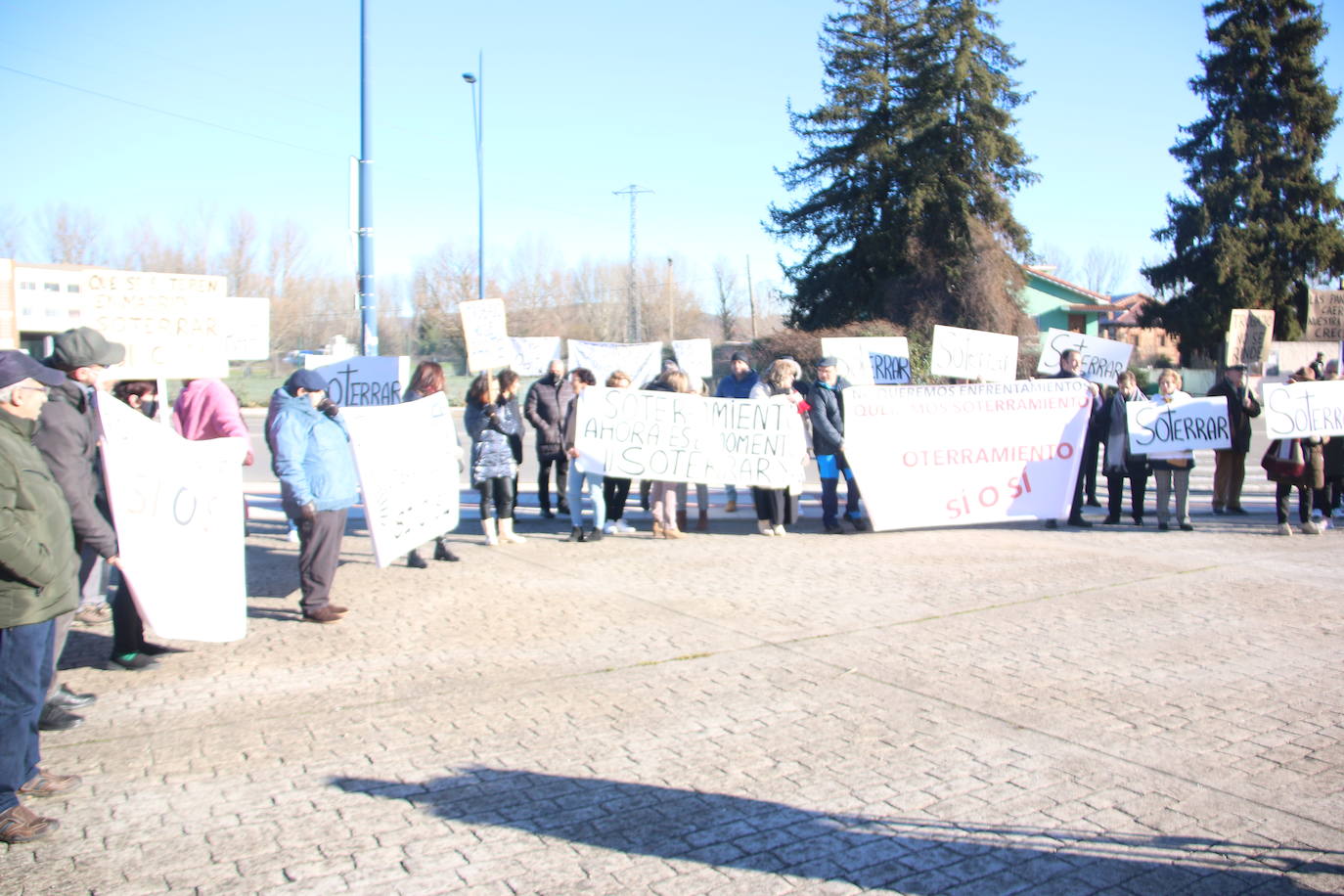 Decenas de personas acuden con pancartas a recibir a la clase política antes de la presentación del proyecto.