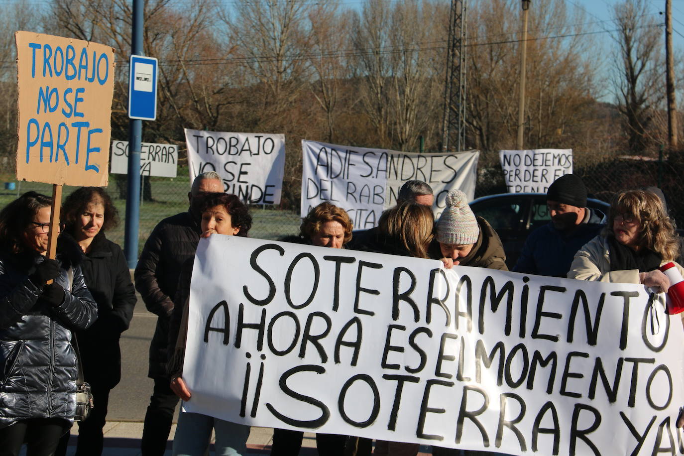 Decenas de personas acuden con pancartas a recibir a la clase política antes de la presentación del proyecto.