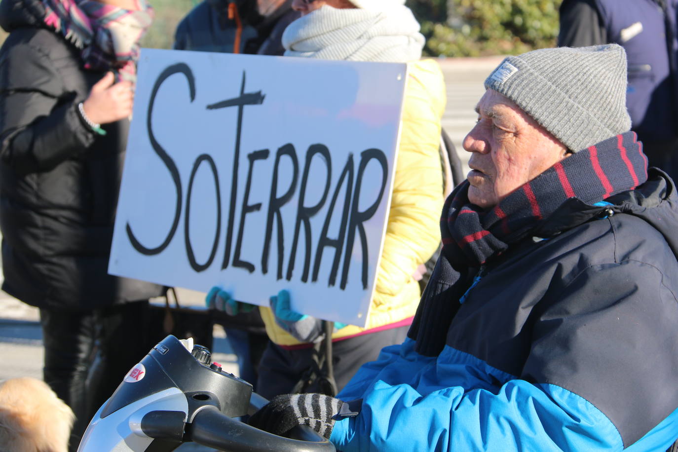 Decenas de personas acuden con pancartas a recibir a la clase política antes de la presentación del proyecto.