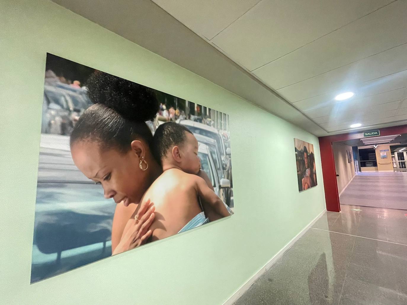 Una muestra de 50 fotografías de medio y gran formato realizadas por Luis Vidal Manceñido han acompañado durante los últimos meses a pacientes y acompañantes en su recorrido por el Hospital de León. 