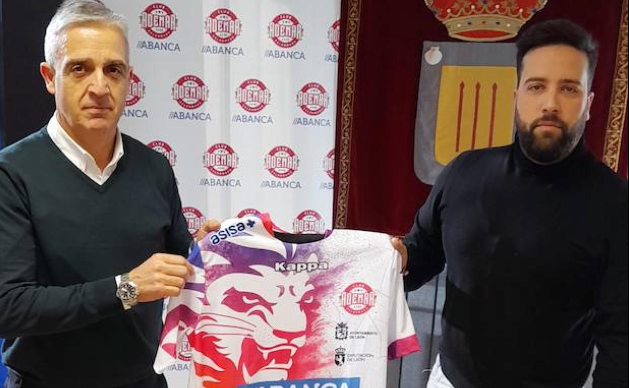 El alcalde de Villadangos del Páramo, Alejandro Barrera, y el directivo del Abanca Ademar León, Boni Álvarez, rubricaron el acuerdo.