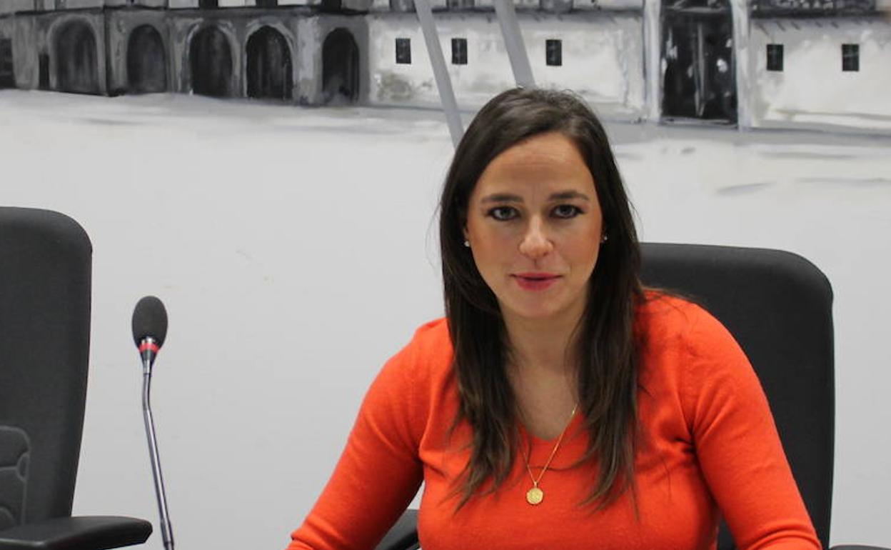 La portavoz de Ciudadanos en el Ayuntamiento de León, Gemma Villarroel, durante la rueda de prensa para denunciar que la línea León-Madrid queda fuera de los bonos Avant.