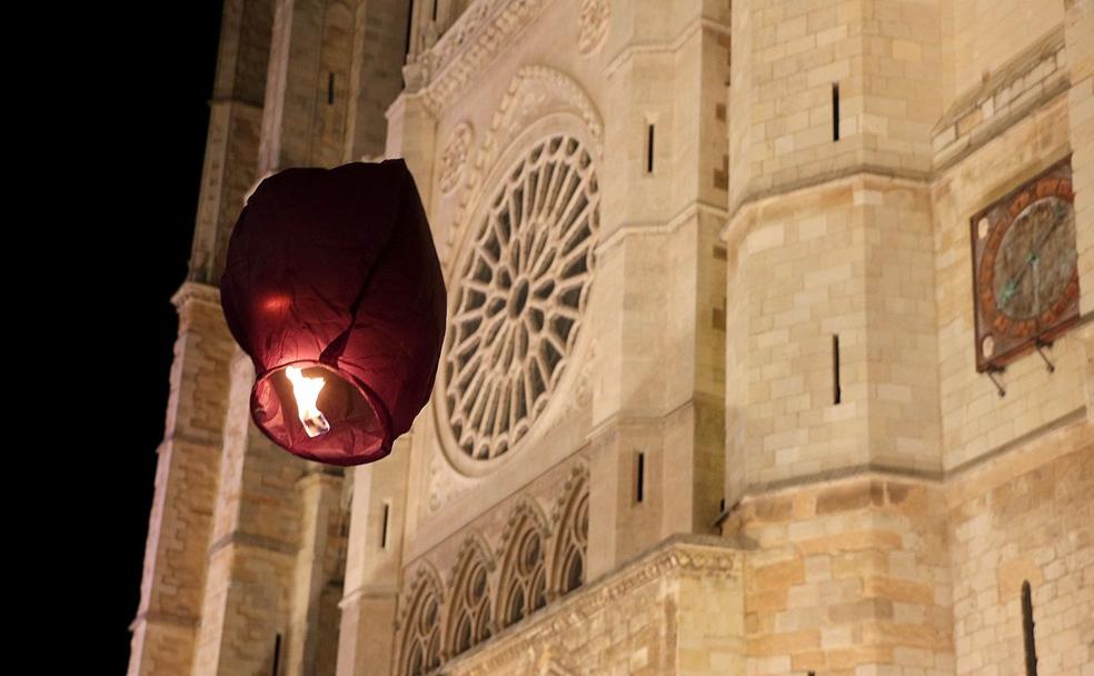 El Instituto Confucio organiza el lanzamiento de farolillos en León para cumplir una tradición por el año nuevo chino.