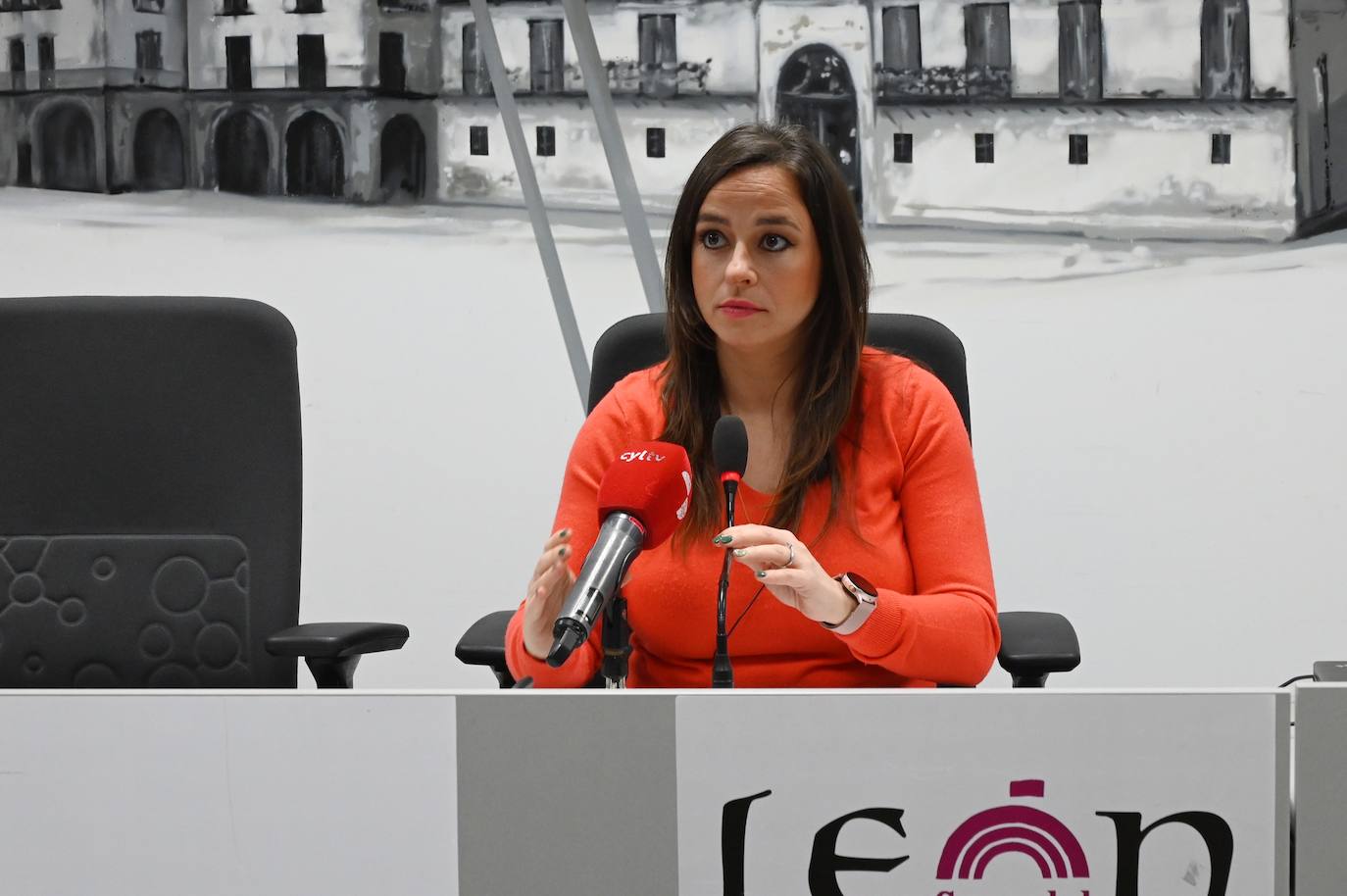 Gemma Villarroel durante la rueda de prensa para denunciar que la línea León-Madrid no entre en los bonos Avant.