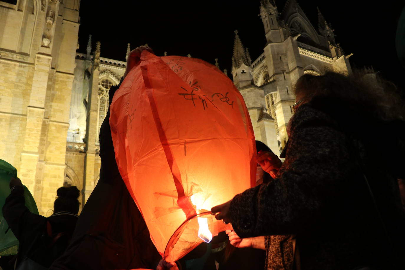 Los leoneses se citan en la catedral para celebrar una suelta de farolillos de la mano de la comunidad china en la ciudad.