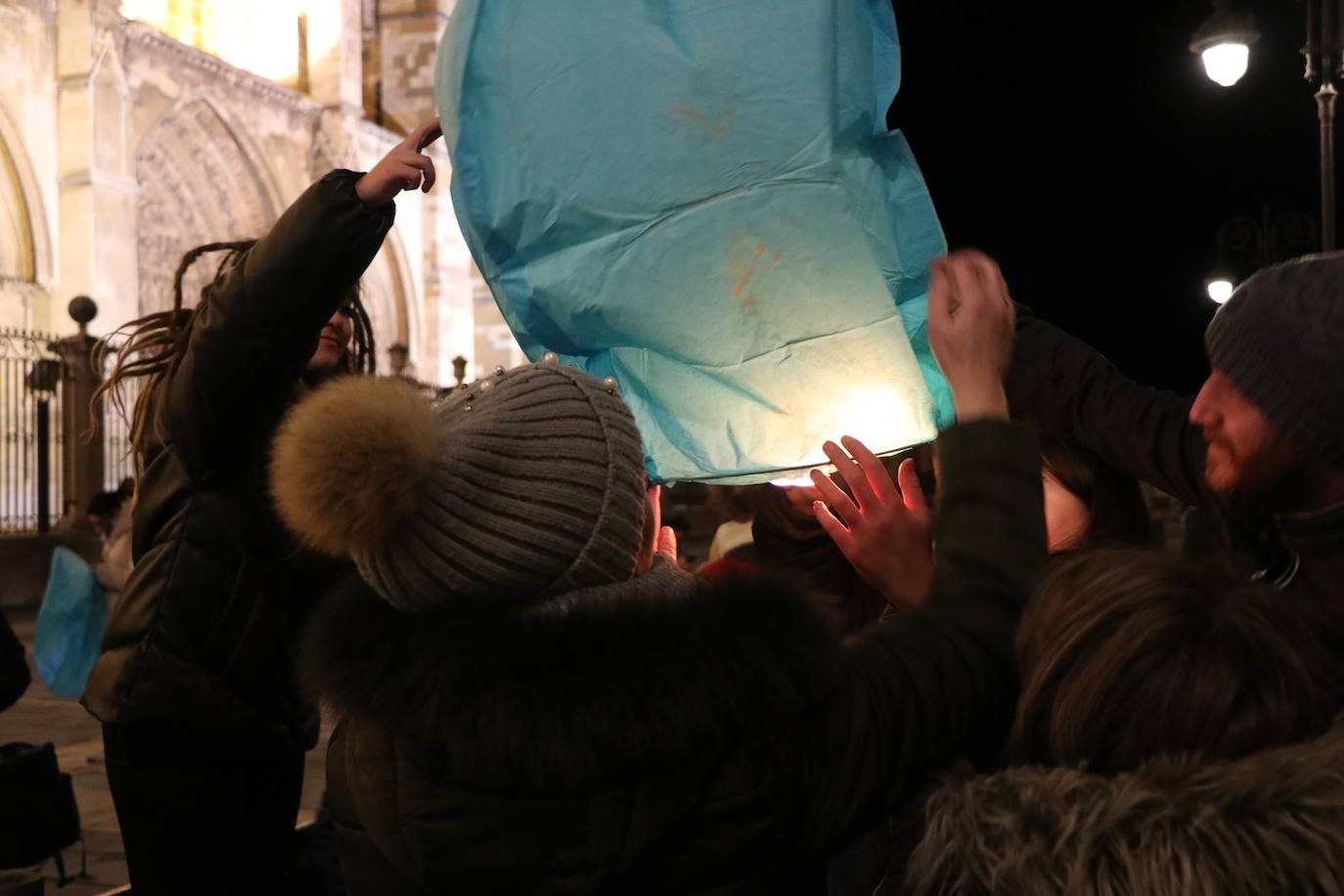 Los leoneses se citan en la catedral para celebrar una suelta de farolillos de la mano de la comunidad china en la ciudad.