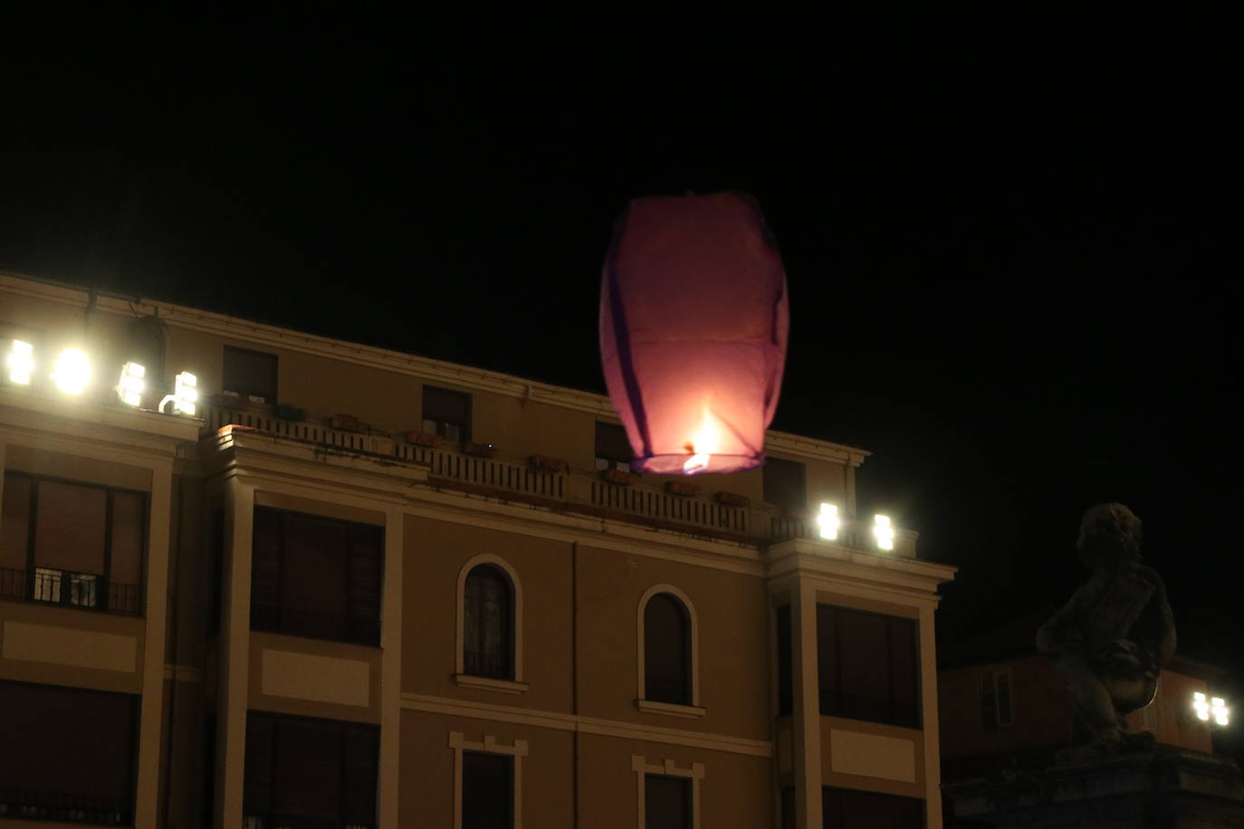 Los leoneses se citan en la catedral para celebrar una suelta de farolillos de la mano de la comunidad china en la ciudad.