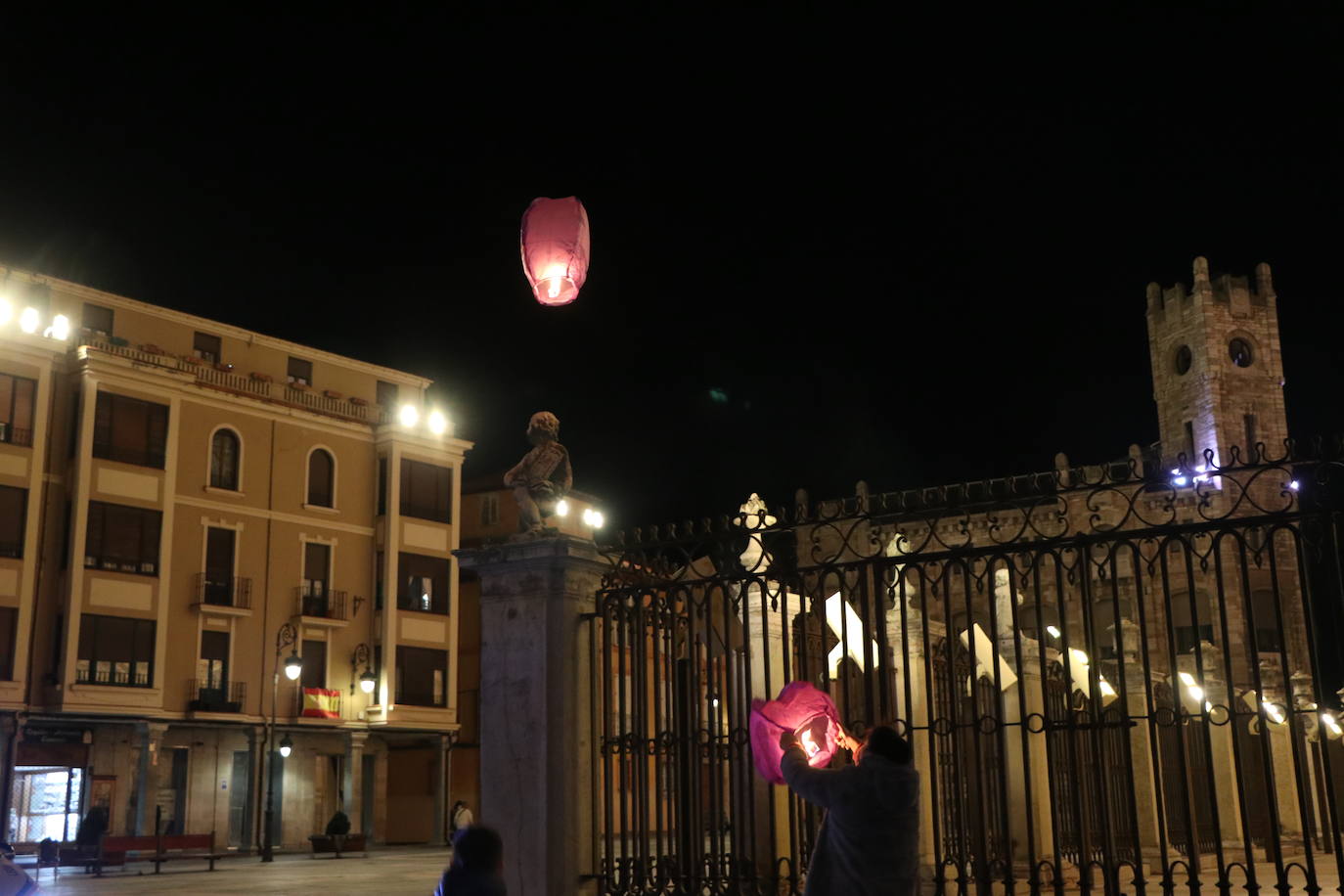 Los leoneses se citan en la catedral para celebrar una suelta de farolillos de la mano de la comunidad china en la ciudad.