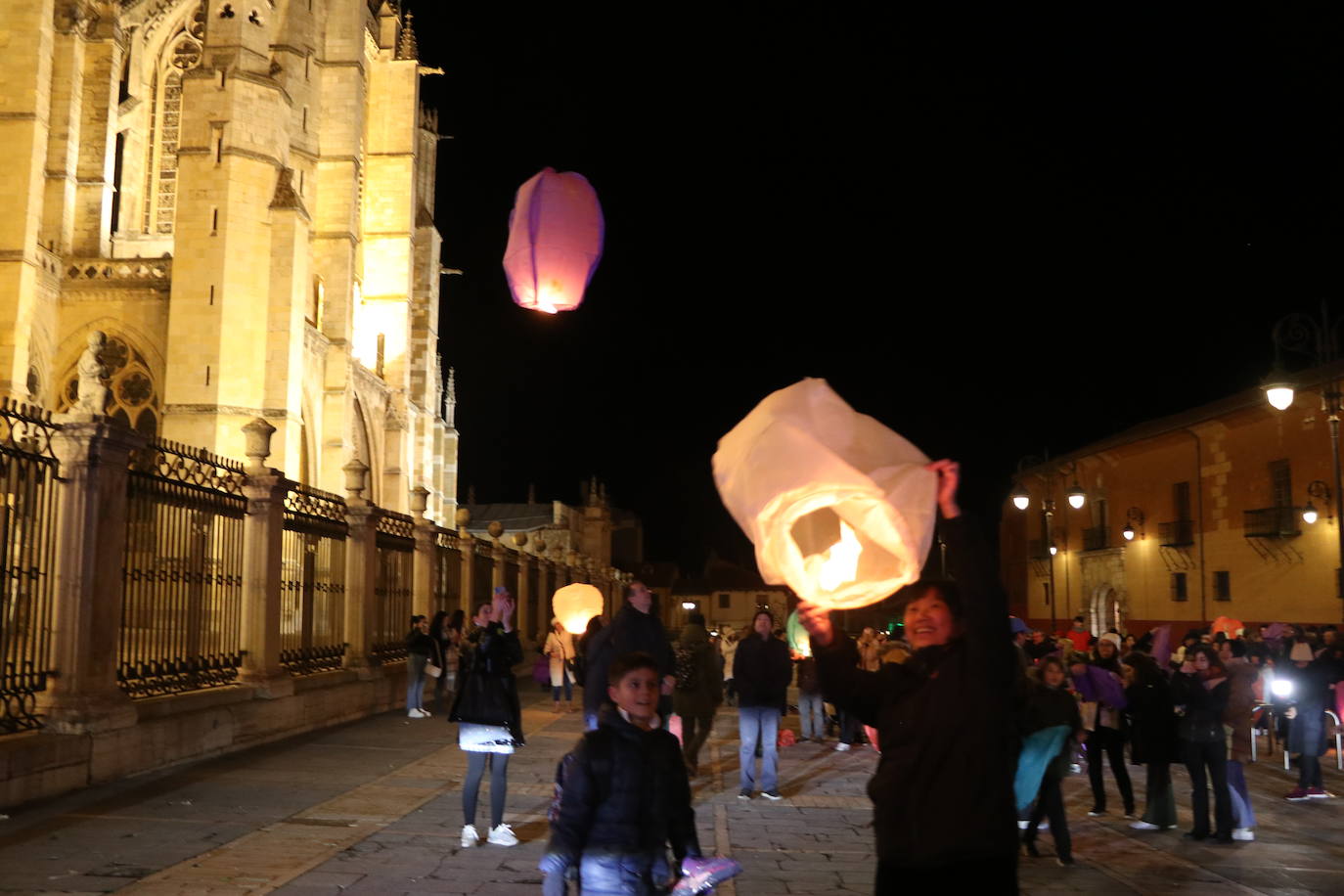 Los leoneses se citan en la catedral para celebrar una suelta de farolillos de la mano de la comunidad china en la ciudad.