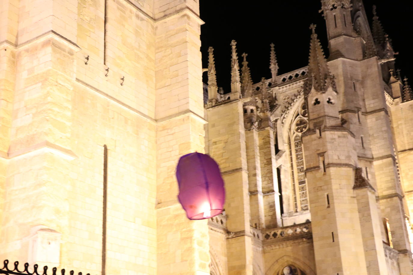 Los leoneses se citan en la catedral para celebrar una suelta de farolillos de la mano de la comunidad china en la ciudad.