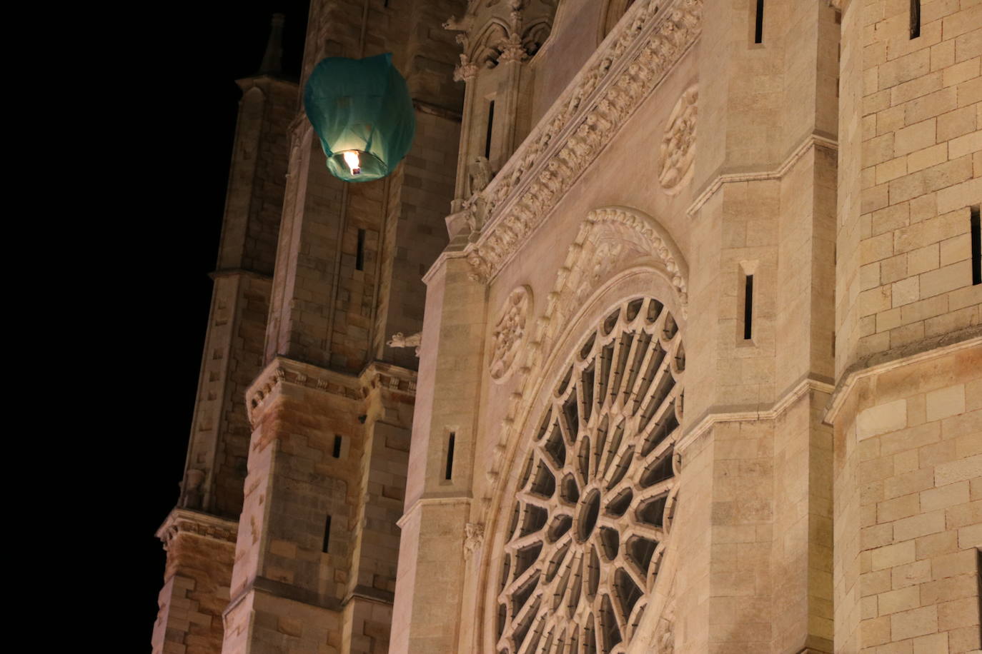 Los leoneses se citan en la catedral para celebrar una suelta de farolillos de la mano de la comunidad china en la ciudad.