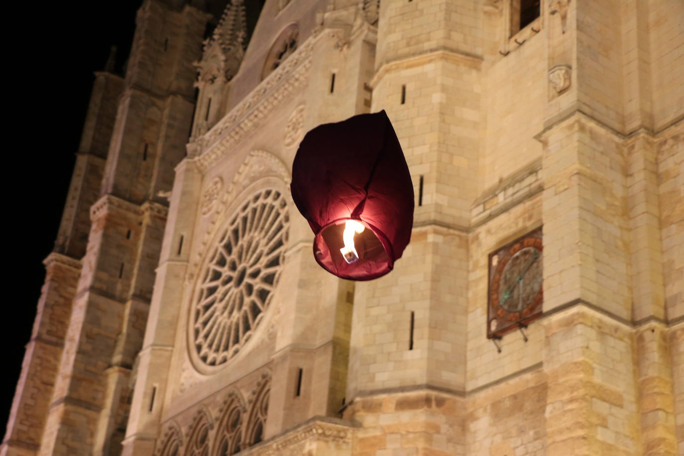 Los leoneses se citan en la catedral para celebrar una suelta de farolillos de la mano de la comunidad china en la ciudad.