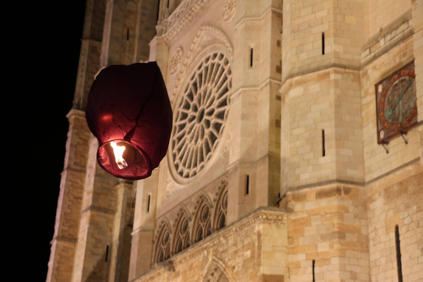 Los leoneses se citan en la catedral para celebrar una suelta de farolillos de la mano de la comunidad china en la ciudad.