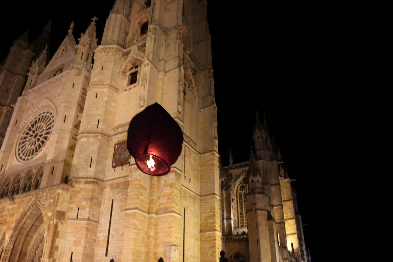 Los leoneses se citan en la catedral para celebrar una suelta de farolillos de la mano de la comunidad china en la ciudad.