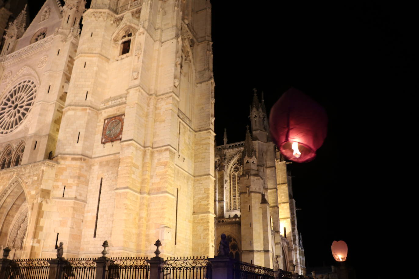 Los leoneses se citan en la catedral para celebrar una suelta de farolillos de la mano de la comunidad china en la ciudad.