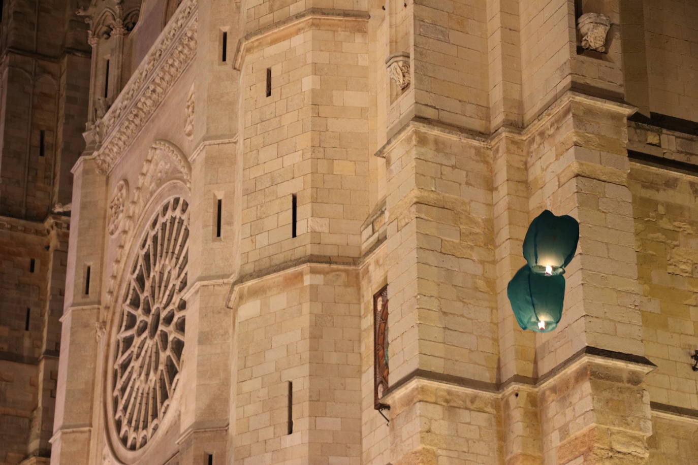 Los leoneses se citan en la catedral para celebrar una suelta de farolillos de la mano de la comunidad china en la ciudad.