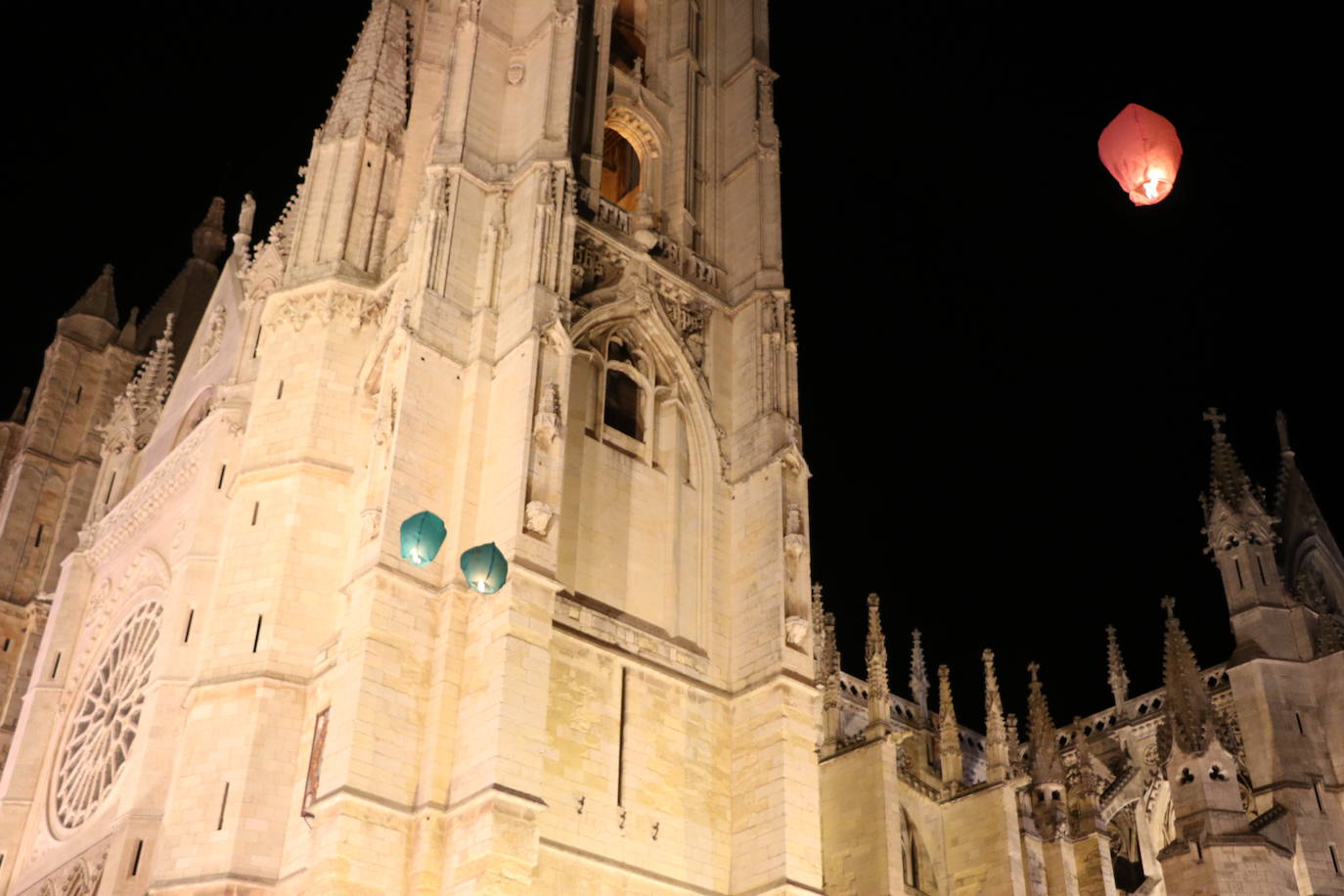 Los leoneses se citan en la catedral para celebrar una suelta de farolillos de la mano de la comunidad china en la ciudad.