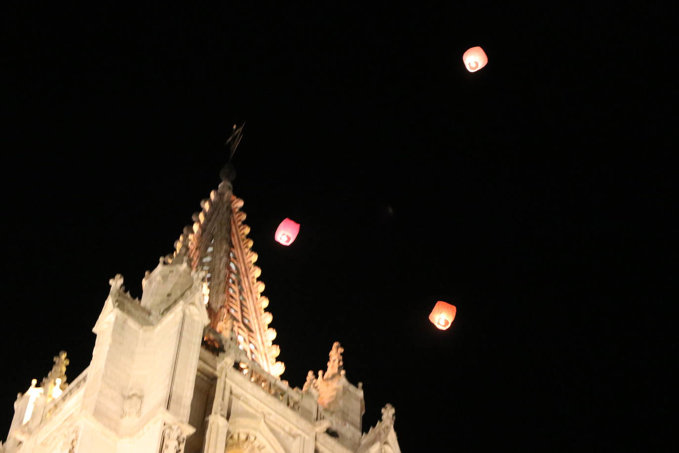 Los leoneses se citan en la catedral para celebrar una suelta de farolillos de la mano de la comunidad china en la ciudad.