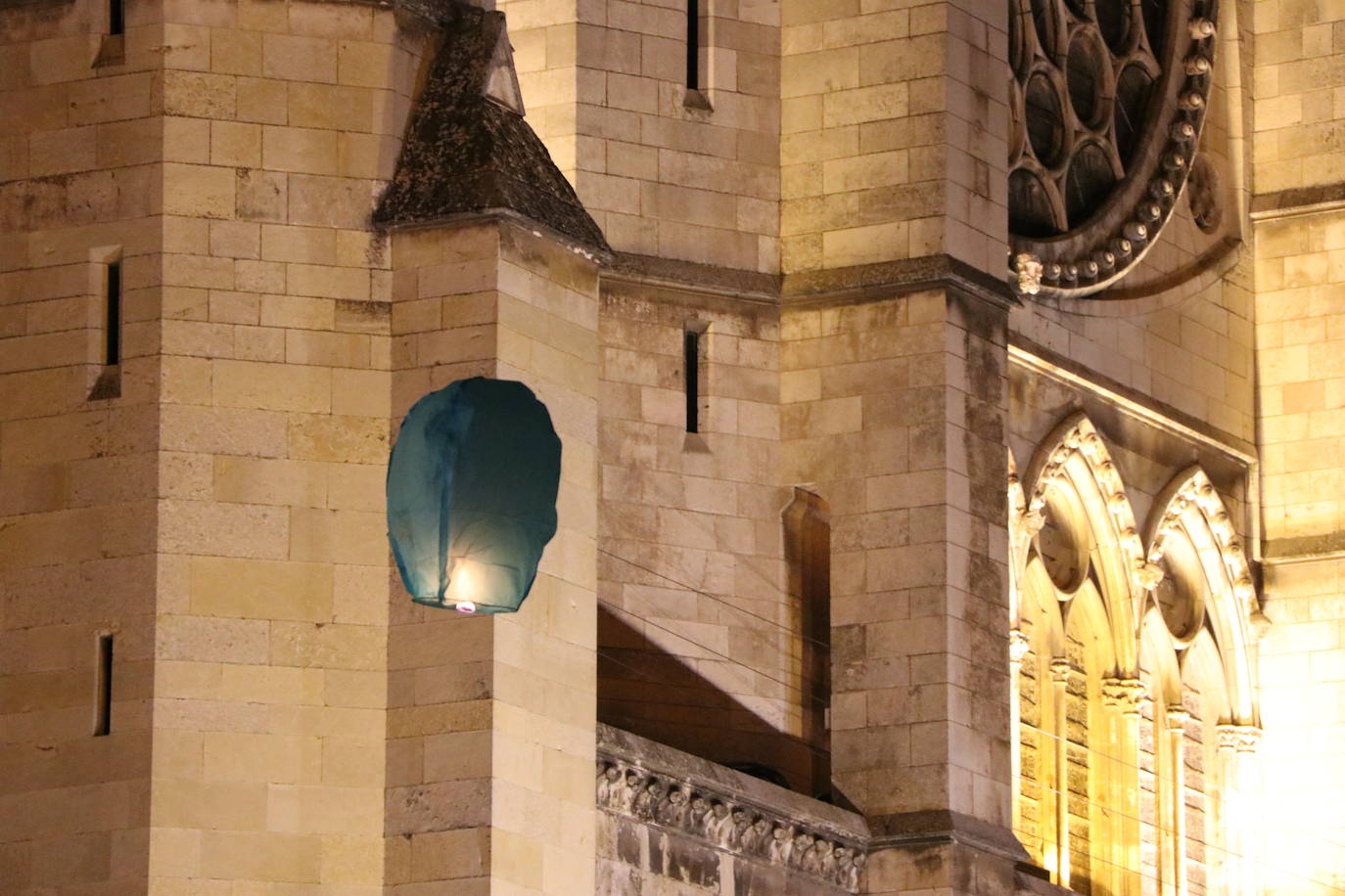 Los leoneses se citan en la catedral para celebrar una suelta de farolillos de la mano de la comunidad china en la ciudad.