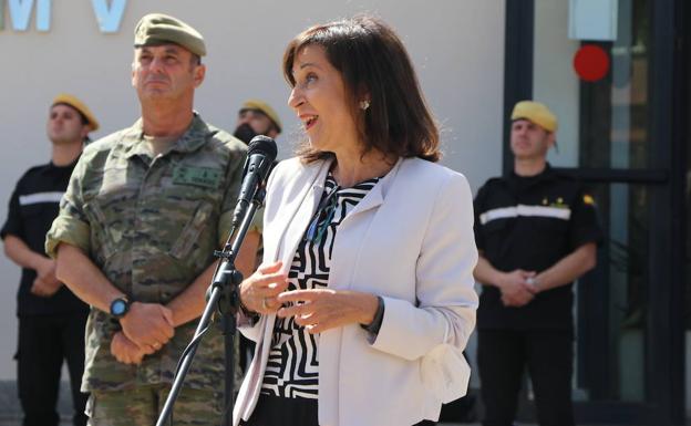 Margarita Robles, ministra de Defensa, en su visita al V Batallón de la UME en la Base Militar Conde de Gazola.