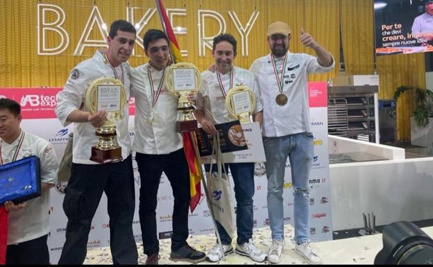 El leonés Daniel Flecha y su equipo recogen el galardón que les acredita como mejores panaderos artesanos.