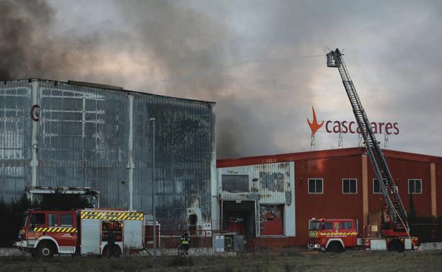 Incendio originado sobre las 03.00 horas de la madruga de este jueves que ha calcinado las naves y las oficinas de la empresa de Cascajares,