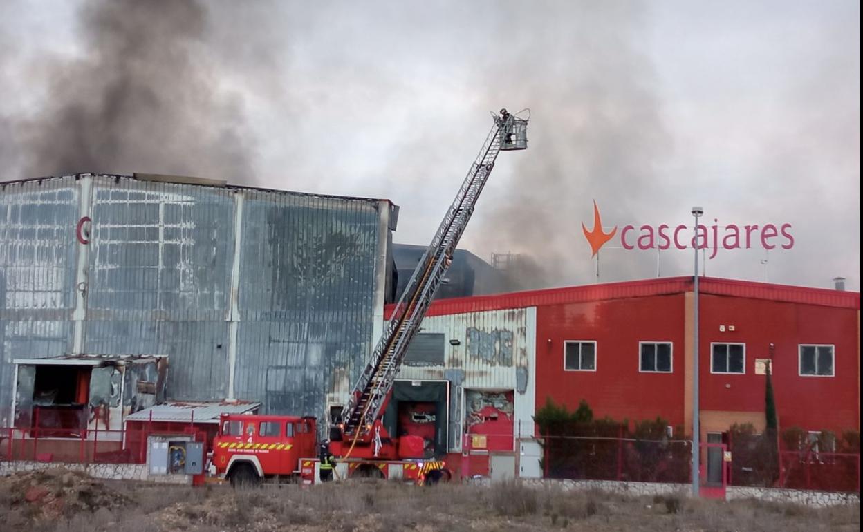 Efectivos de Bomberos trabajan en la planta de Cascajares en la que se ha producido el incendio. 