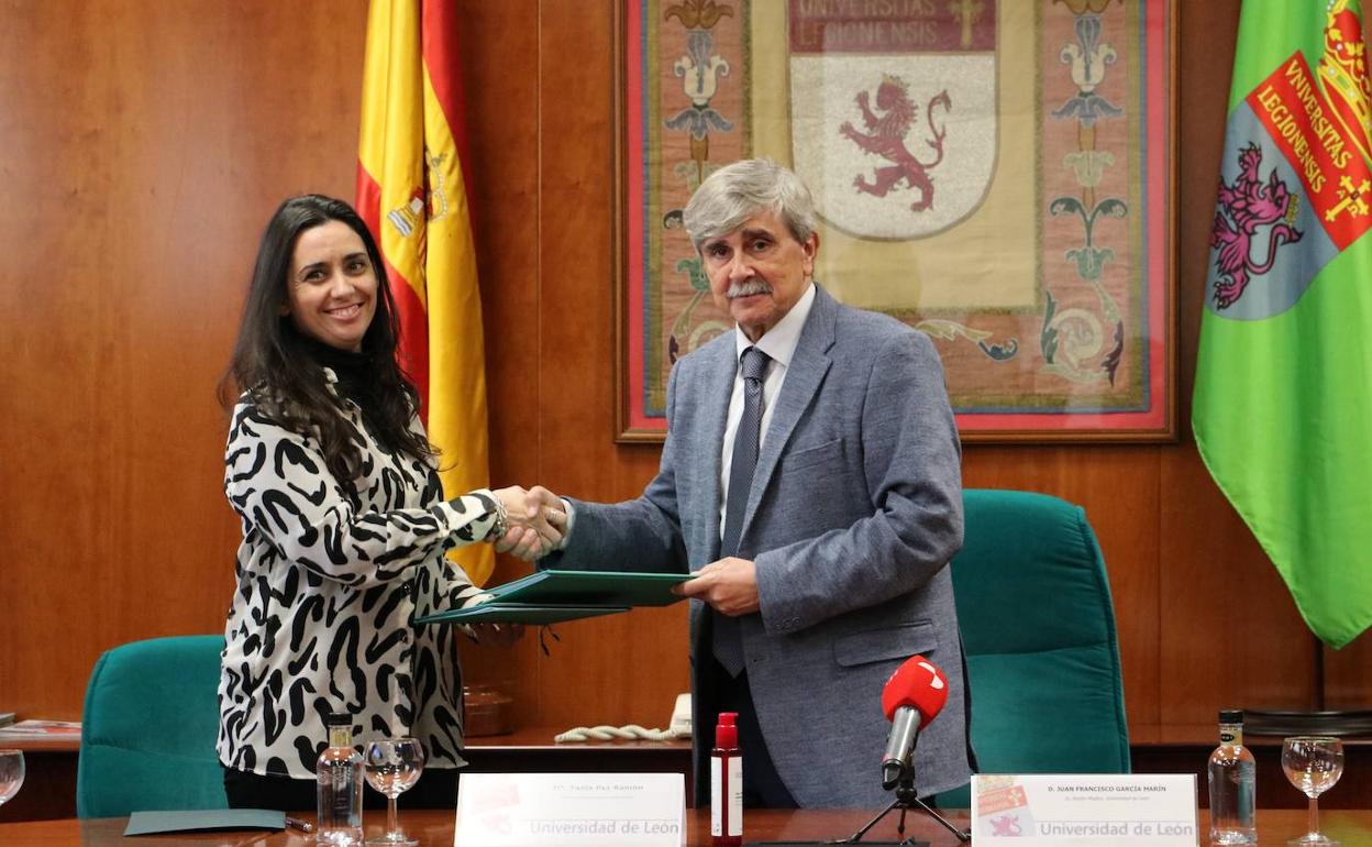 El rector y la responsable de Proyecto Hombre en la provincia formalizan el convenio de colaboración.